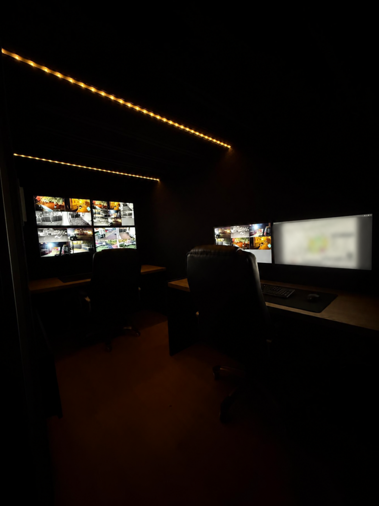Interieur van de commandowagen van Integris Risk Solutions tijdens een avondinzet